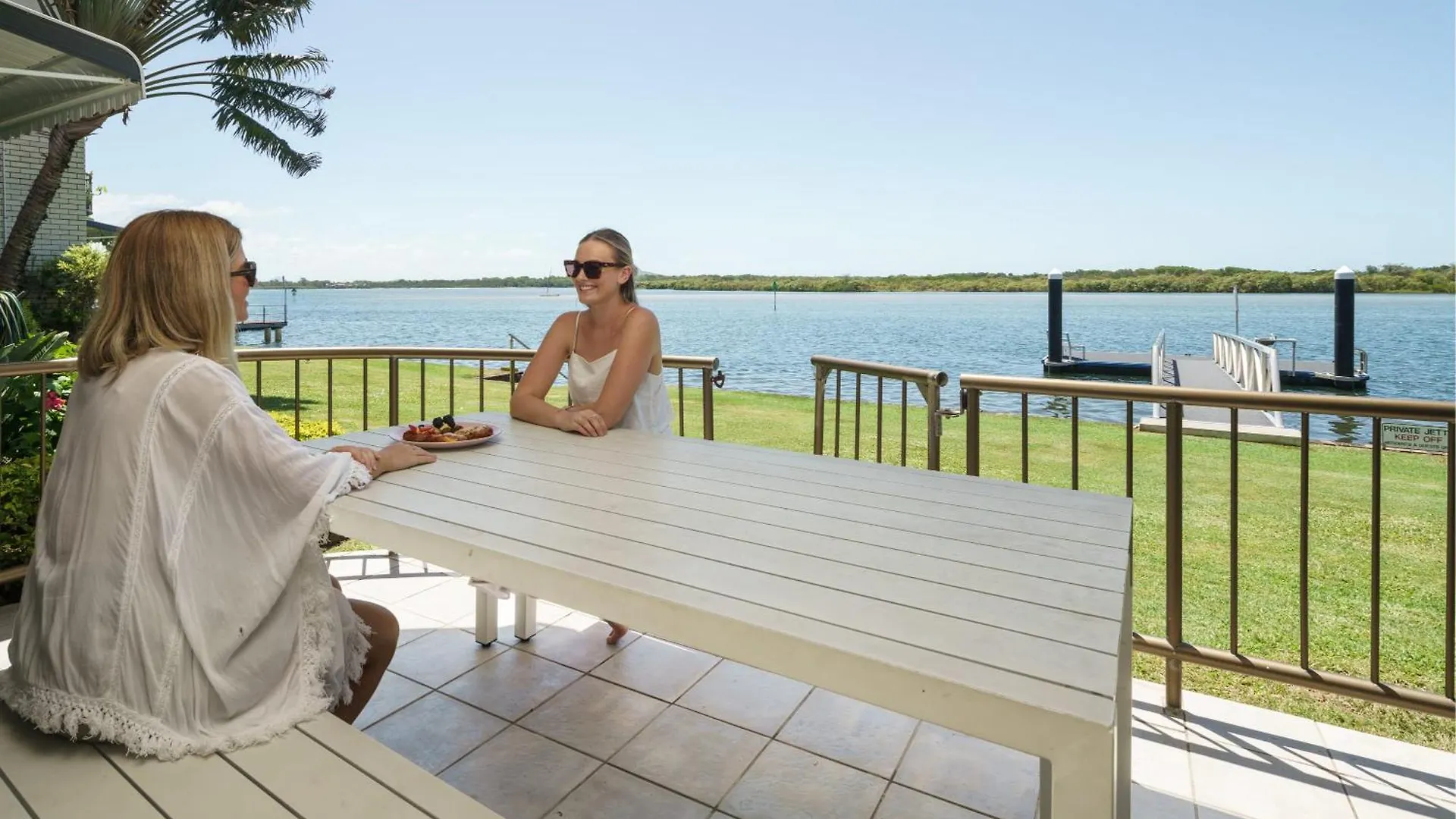 River Front Escape, Short Walk To Ocean Street Maroochydore