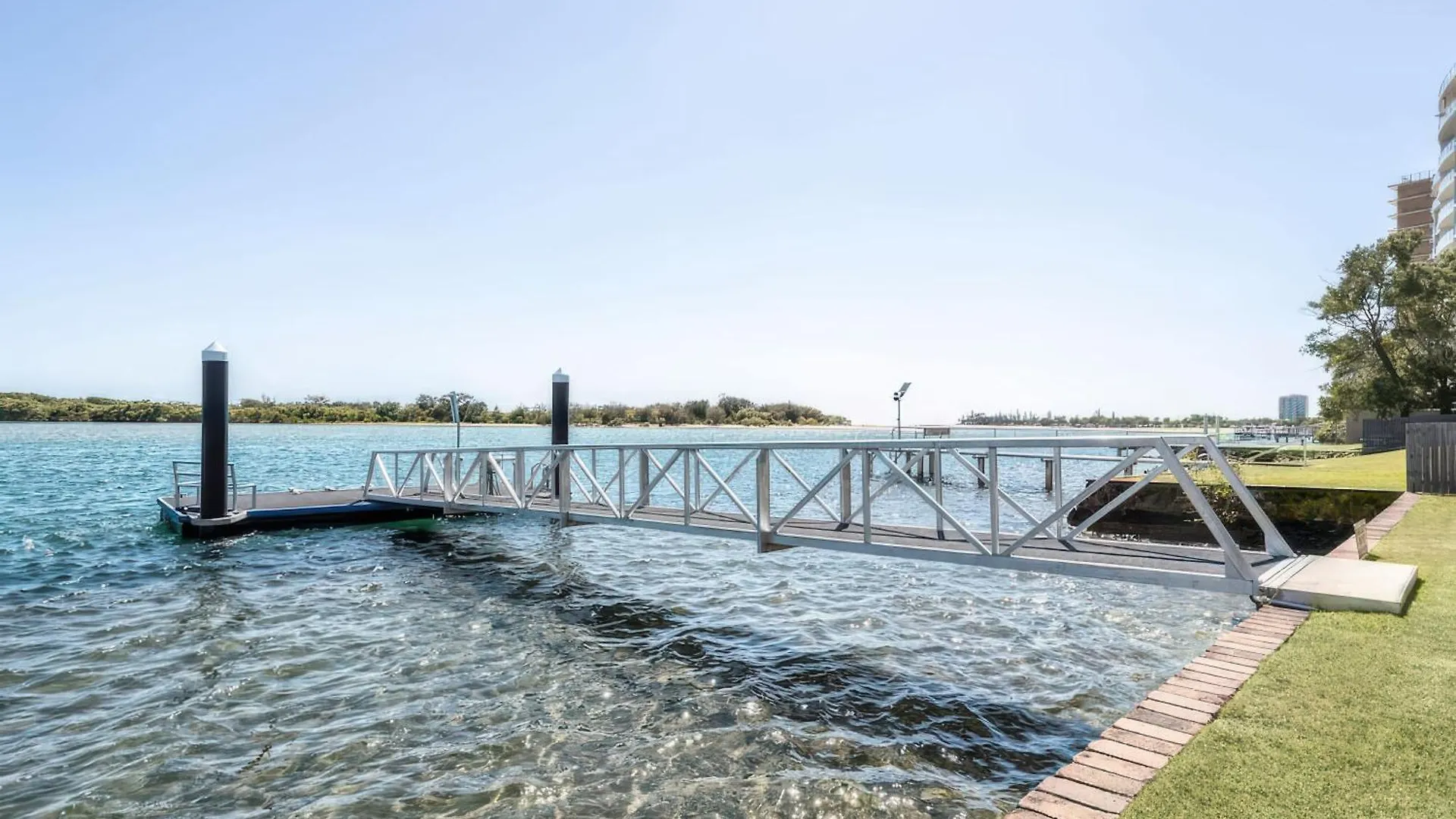 River Front Escape, Short Walk To Ocean Street Maroochydore Holiday home