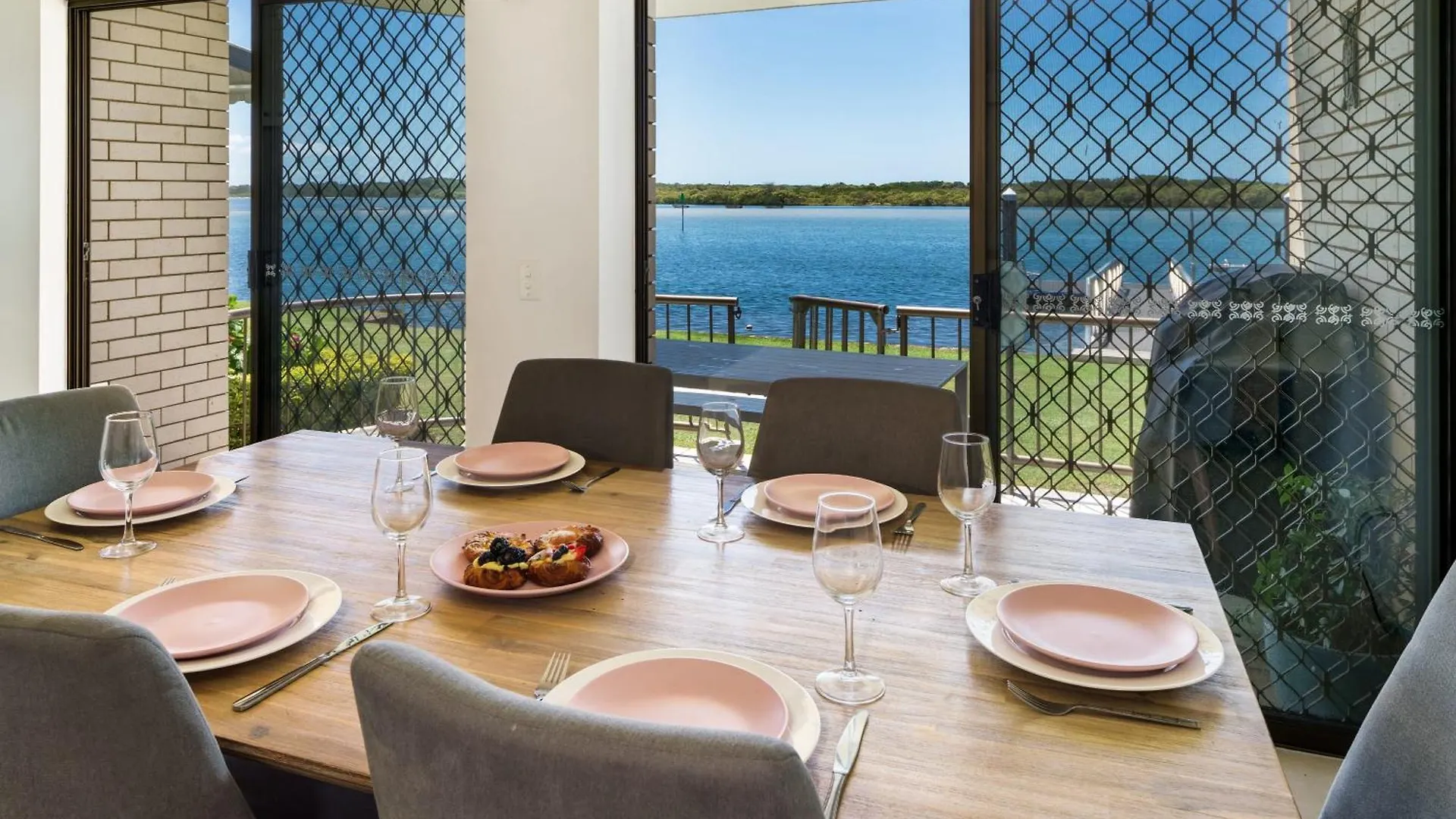 River Front Escape, Short Walk To Ocean Street Maroochydore